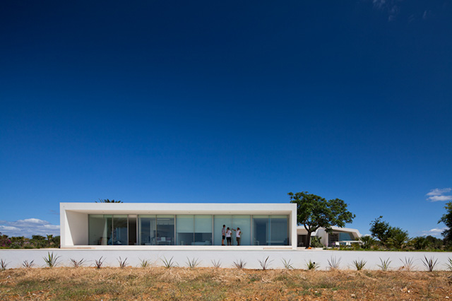House in Tavira by Vitor Vilhena