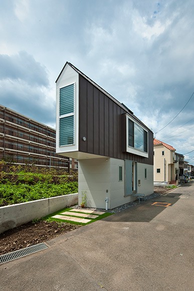 Compact Living:: House in Horinouchi by MIZUISHI Architect Atelier (photo © Hiroshi Tanigawa)