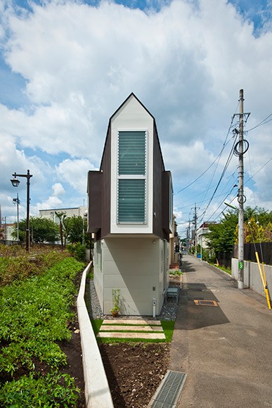 Compact Living:: House in Horinouchi by MIZUISHI Architect Atelier (photo © Hiroshi Tanigawa)