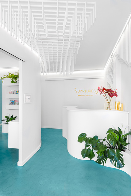 Dental Clinic in Spain Featuring Sculpture of 2884 Wooden Strips by Masquespacio