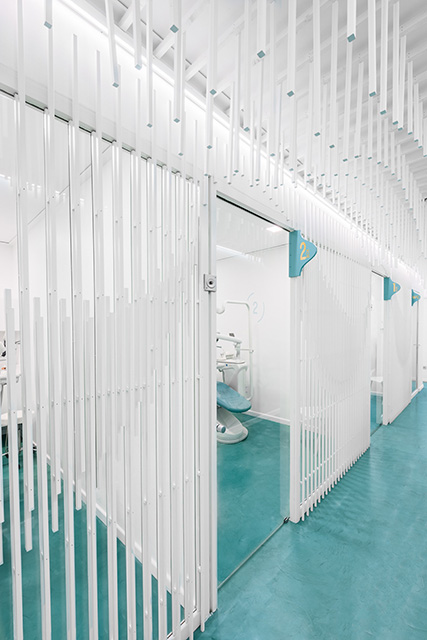 Dental Clinic in Spain Featuring Sculpture of 2884 Wooden Strips by Masquespacio