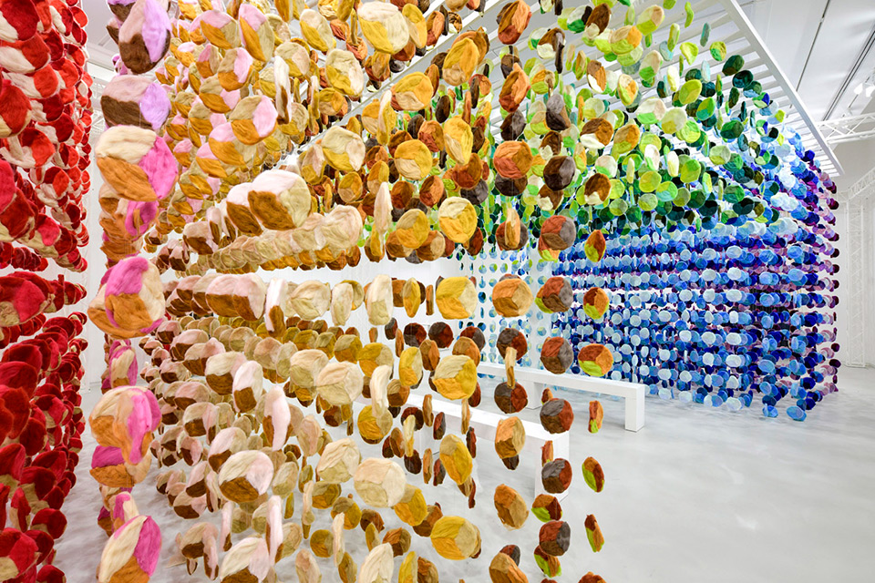 Emmanuelle Moureaux’s “KNIT IN 100 COLORS” Installation Made with 100 Colors of Wool Yarns