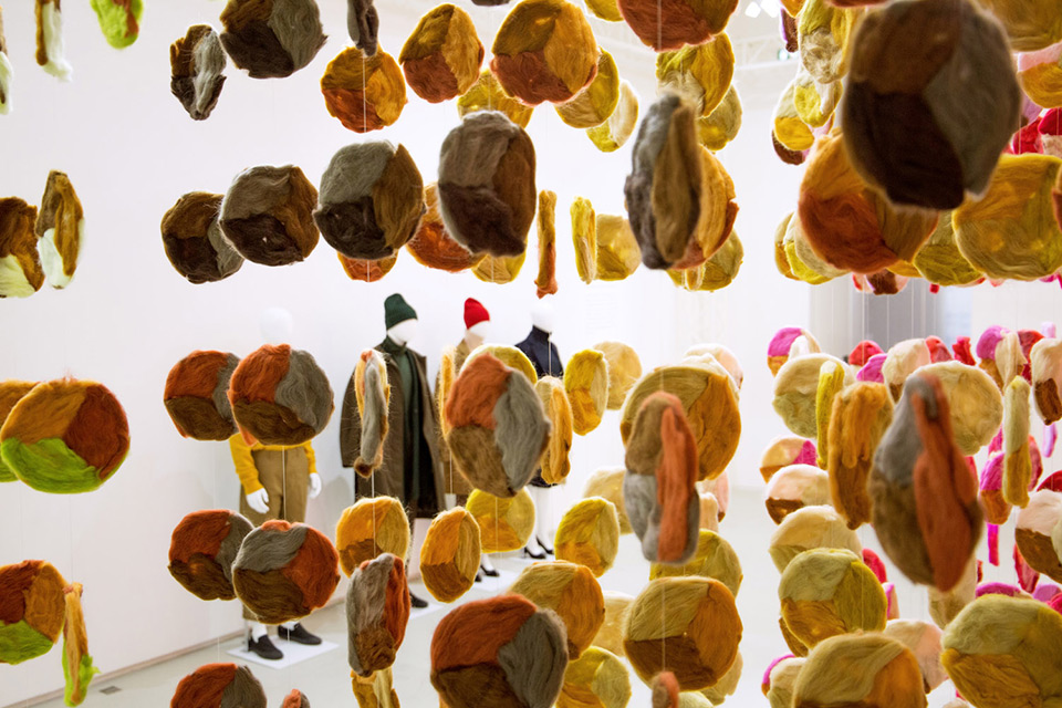 Emmanuelle Moureaux’s “KNIT IN 100 COLORS” Installation Made with 100 Colors of Wool Yarns